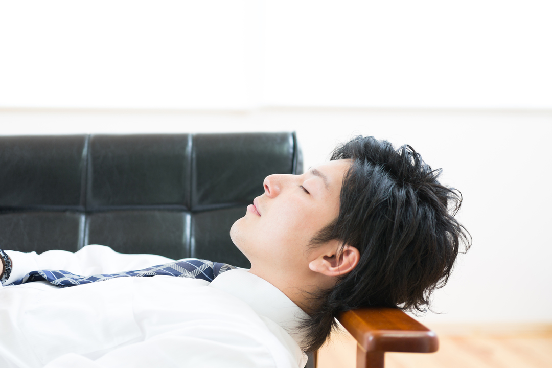 眠る若い男性の写真
