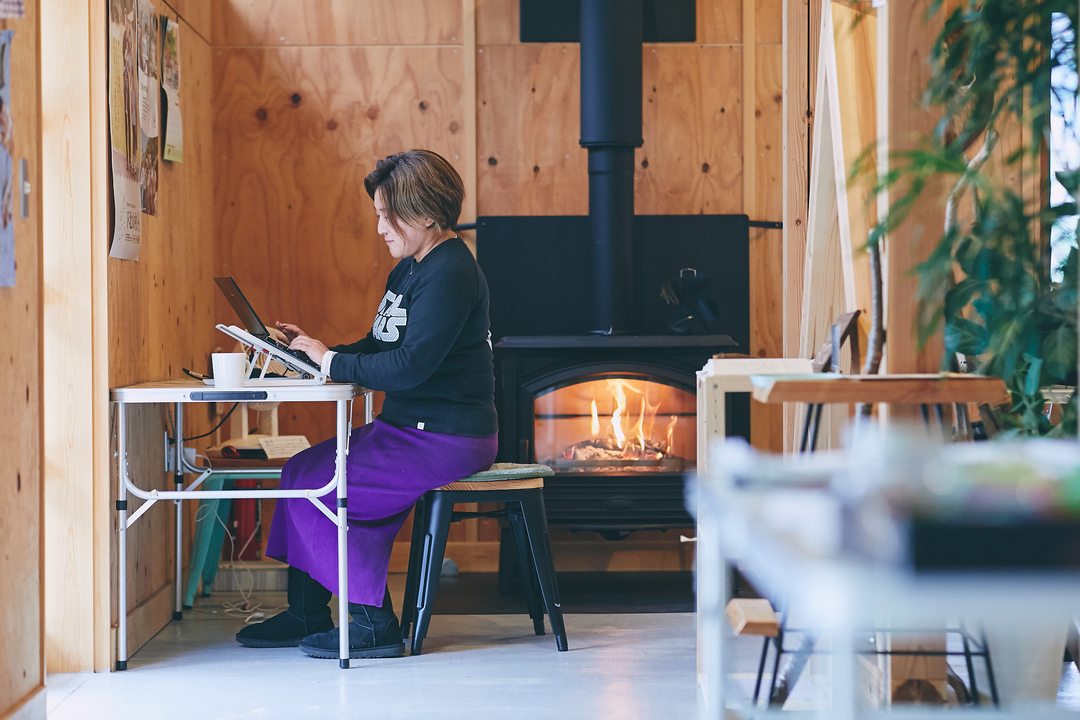 椅子に座って働く遠藤さん