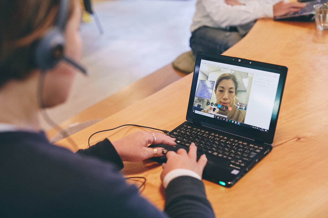 ビデオ通話をする遠藤さん