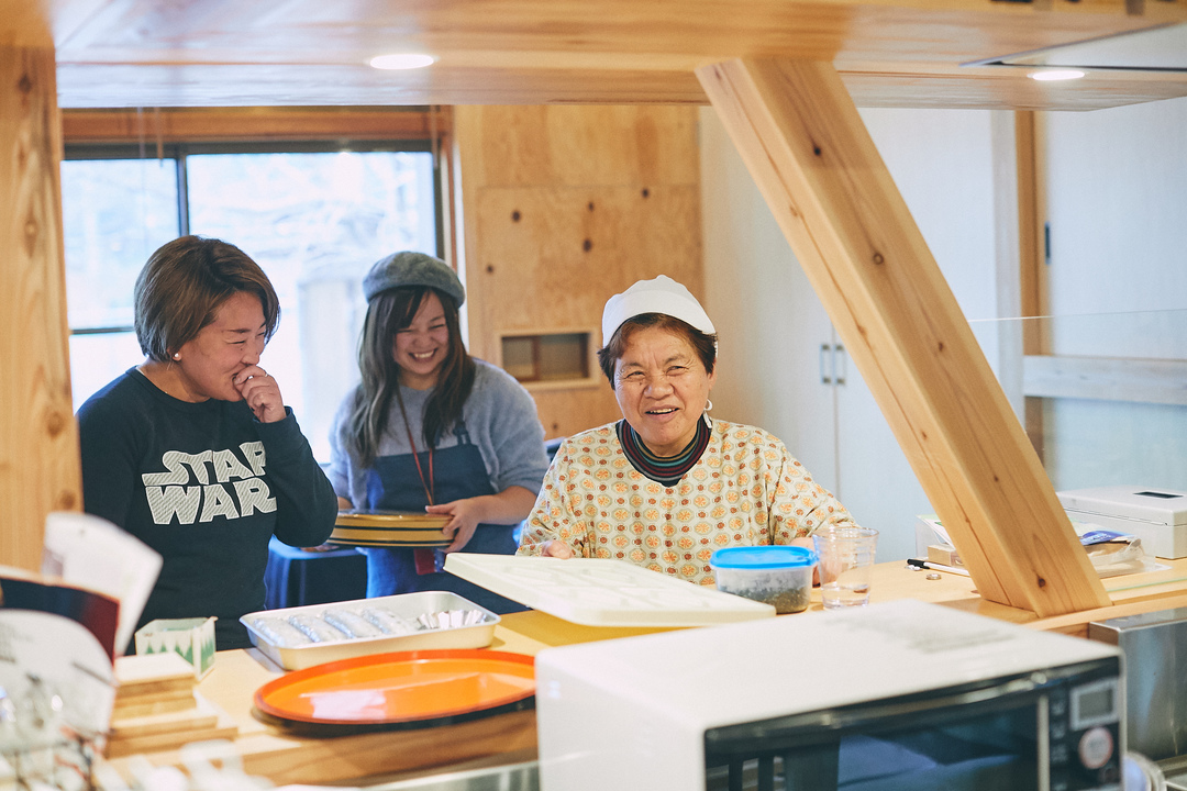 周りと談笑する遠藤さん