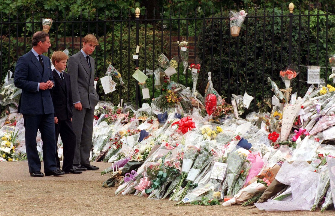 宮殿の花を見て回るロイヤルファミリー