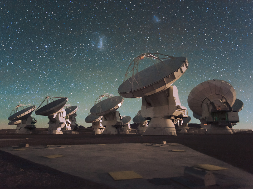 5e1eチリのアンデス山脈、チャナントール高原にあるアルマ望遠鏡（アタカマ大型ミリ波サブミリ波干渉計、ALMA）のアンテナ。4dcd24fe124bec44ad66