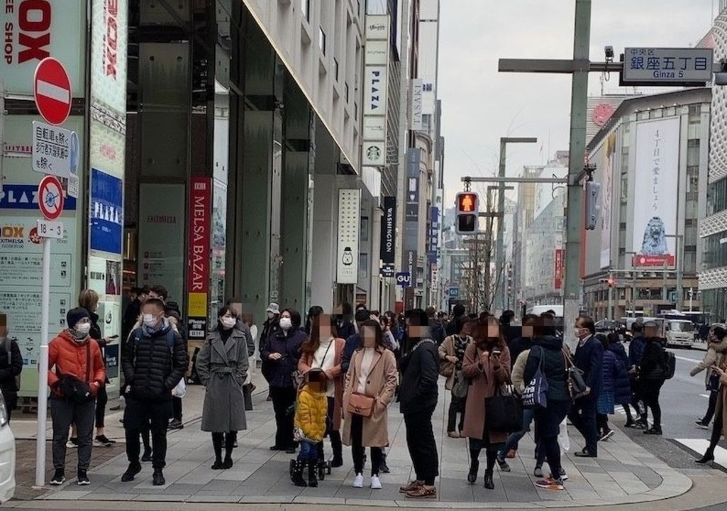 銀座通りにはマスク姿の人も。新型コロナウイルスの感染拡大をうけて、厚労省ではマスクの着用を推奨している。