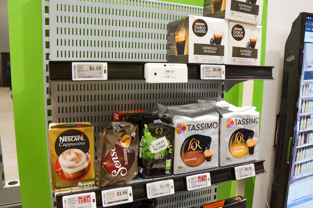 向かいあう棚同士で監視しあう