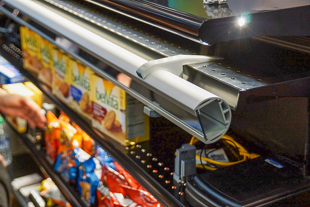 ロボットが走る棚レールの写真