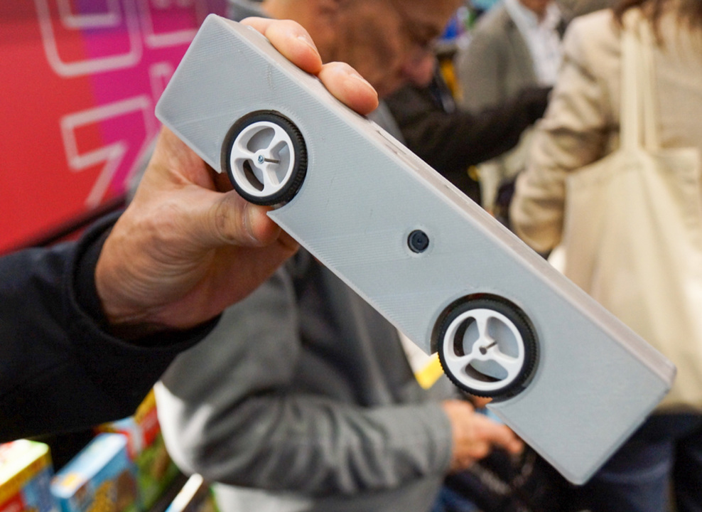 棚レールを走るカメラロボット