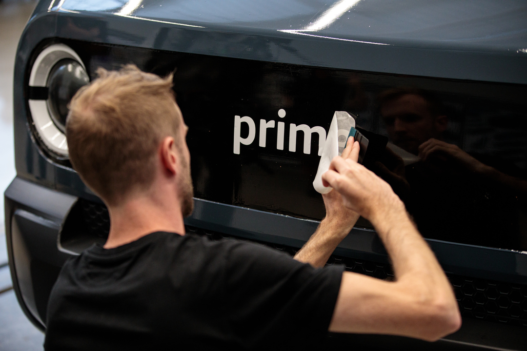 アマゾンの計画では、2022年までに1万台、2030年までに10万台の電気自動車が稼働する