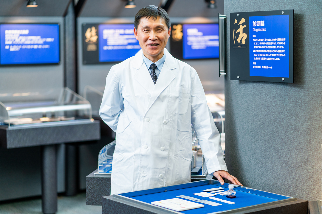 ほほえむ岩本氏