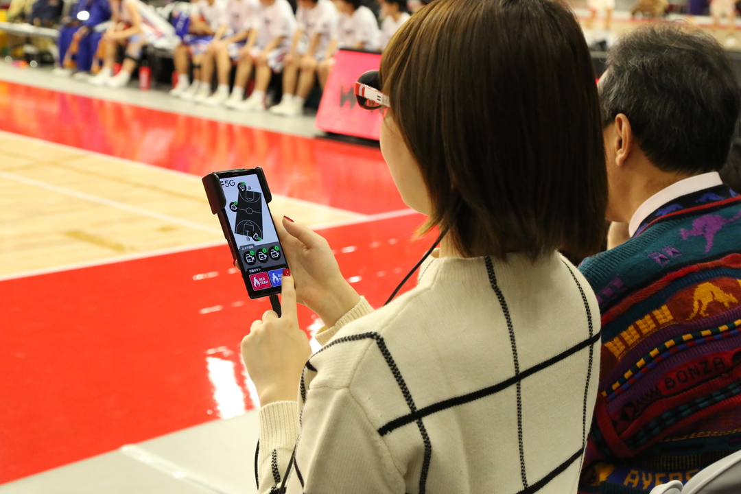 スマートグラスをかけて試合を観戦する人