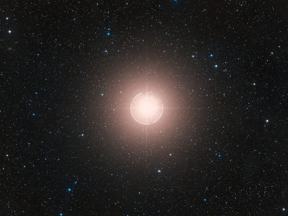 ベテルギウスのイメージ図。画像データベースのDigitized Sky Survey2の画像を合成して作成された。