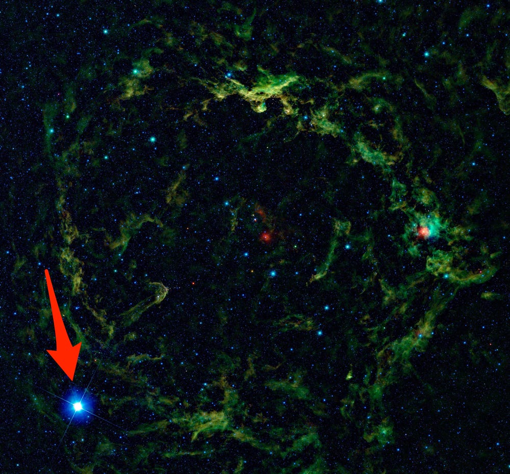 ベテルギウスはオリオンの片方の肩を形作っている星で、11月から2月にかけて最もよく見える。 大きさは我々の太陽の20倍だ