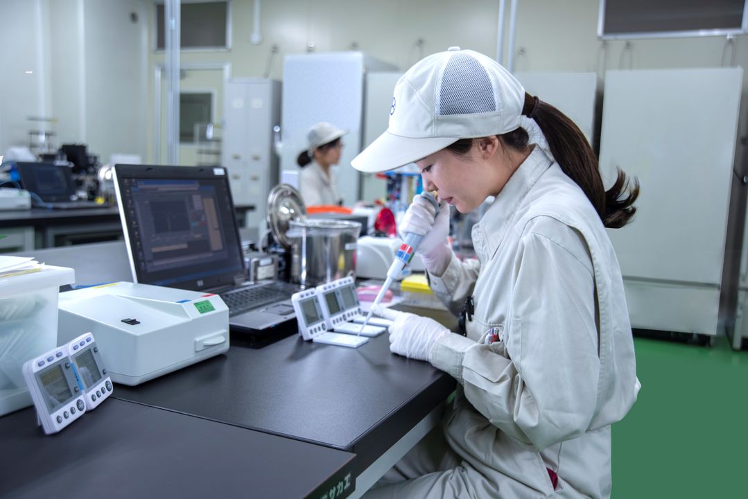 ラボ内の研究員