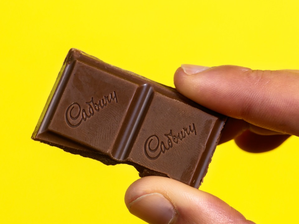 キャドバリーのデイリーミルク チョコレートバー。