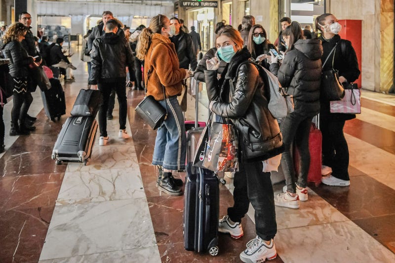 マスクをする人々