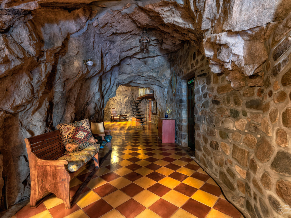 岩を爆破しながら15年かけて作った、アリゾナの｢洞窟の家｣を見てみよう Business Insider Japan