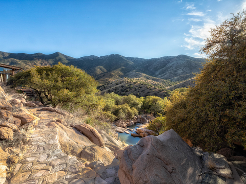 岩を爆破しながら15年かけて作った アリゾナの 洞窟の家 を見てみよう Business Insider Japan