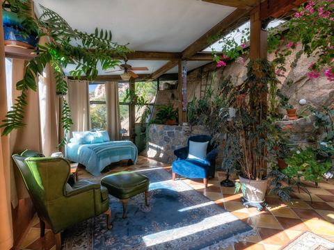 岩を爆破しながら15年かけて作った アリゾナの 洞窟の家 を見てみよう Business Insider Japan