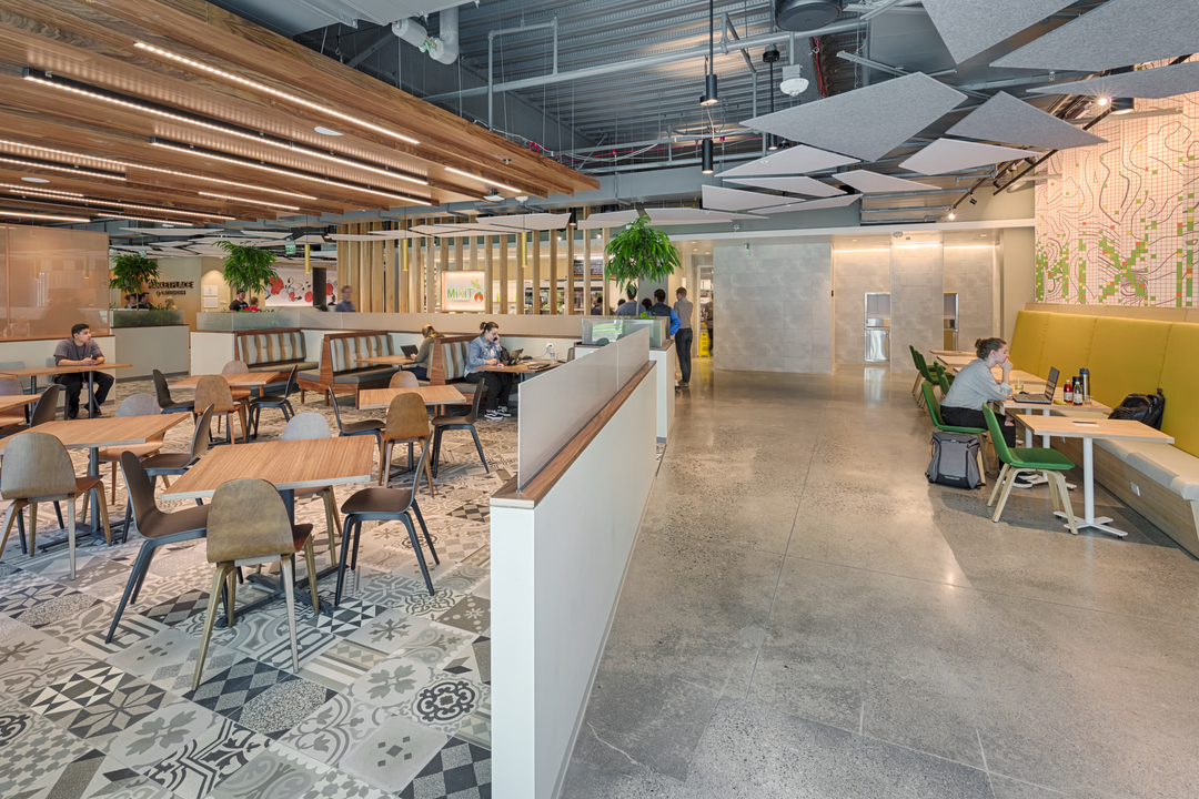 オフィスは部分的にはオープンだが、木製のパーティションとガラスの壁がプライベートな会話を可能にする