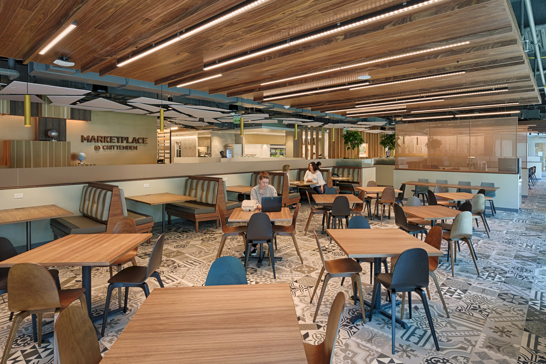 オフィス内は、素材が植物から木材、金属へと変化することで、ベイエリアの景観の変化を表している