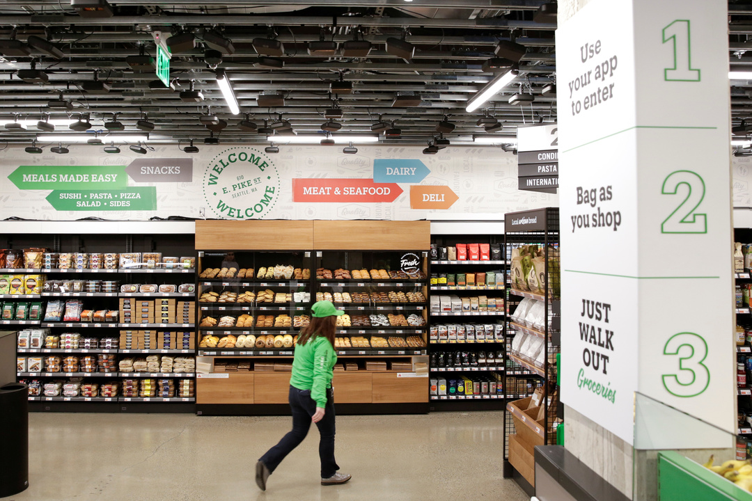 店舗のカメラは買い物客の行動を常に監視しているが、幸いなことに化粧室に行っている間はそうではない