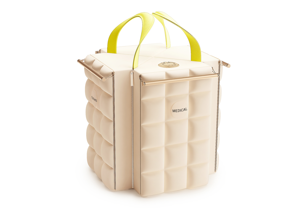 スタルクによると、このデザインは「胎児の宇宙に由来する物質と色を特徴とする」という