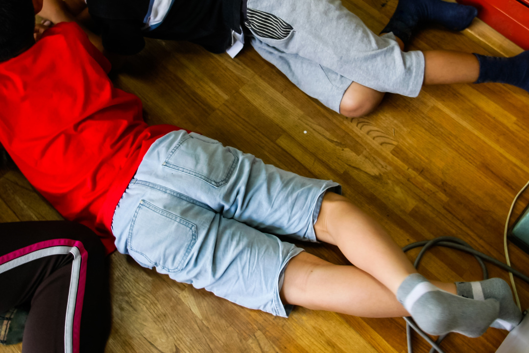 床で寝転ぶこどもたち