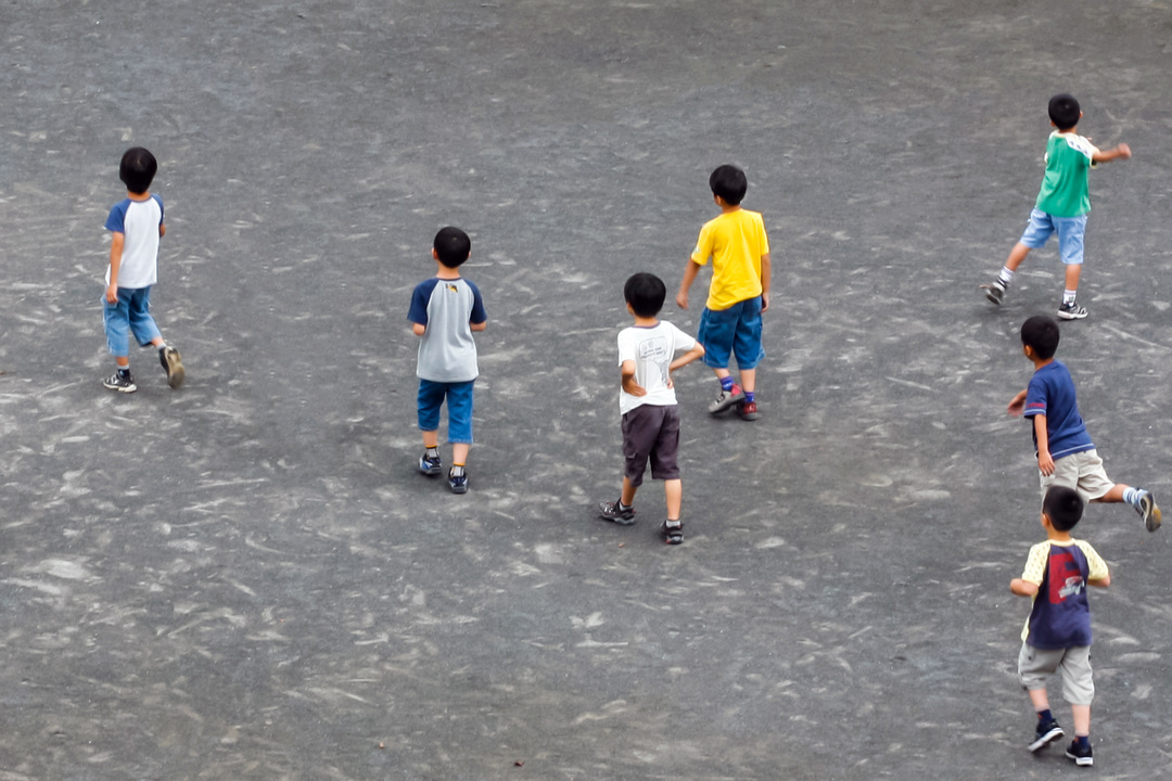 校庭で遊ぶこどもたち