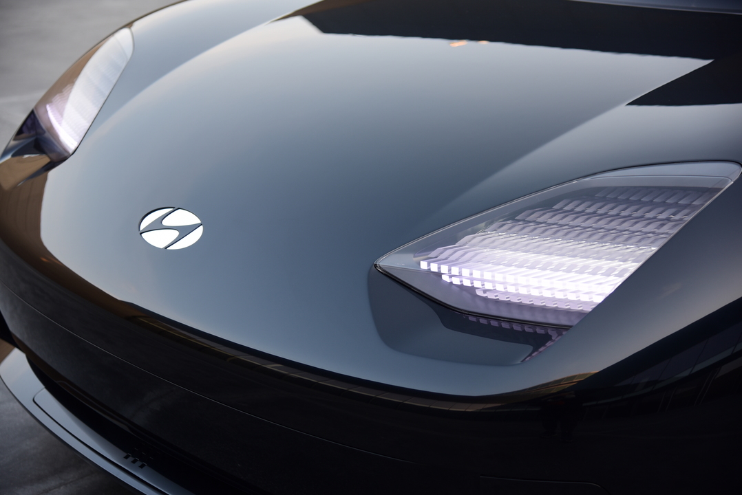 5e5fd2c0フロントはピクセル型ヘッドライトなどの未来的要素がテスラModel3の雰囲気を放つfee23d312a320ad4