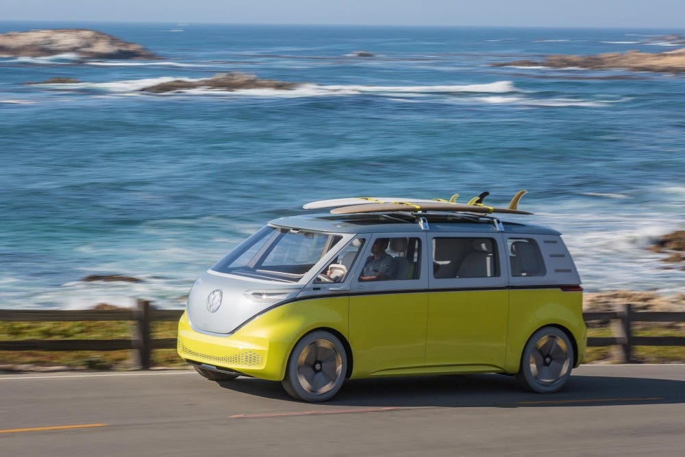 369馬力のワーゲンバス新バージョンは電気自動車で、コンセプトモデルは「I.D. Buzz」と呼ばれている。新しいバスにどのような名前が付くかわからないが、先祖返りであることは確かだ