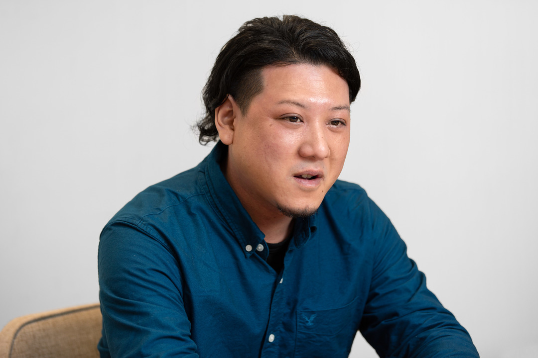 インタビューに応じる山崎善紀さん