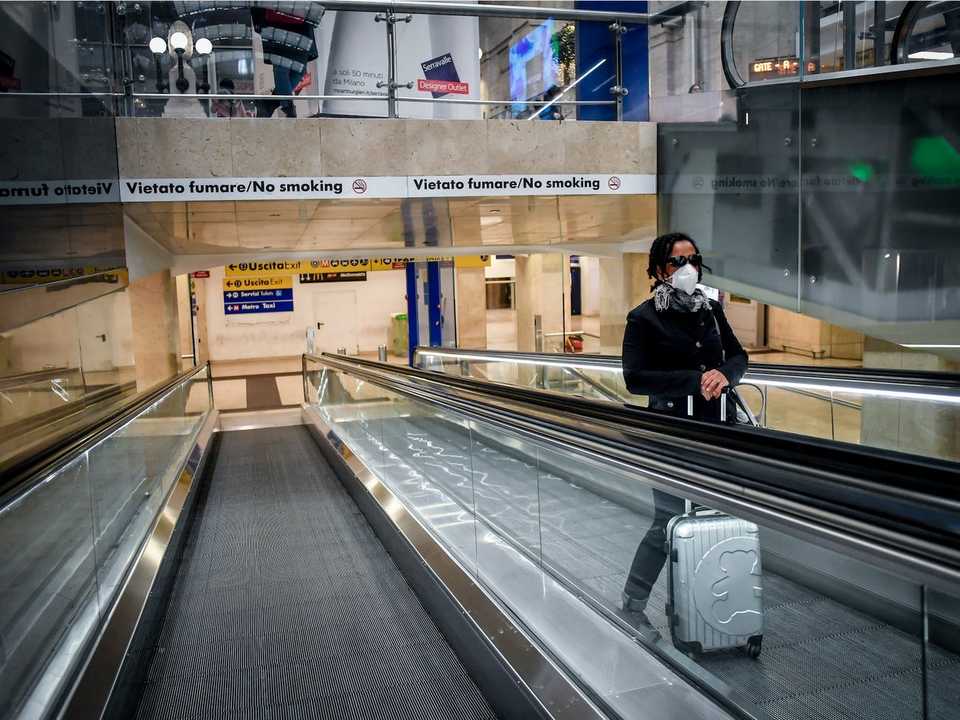 このマスクをした旅行者が、ミラノ中央駅にいる唯一の人のようだ