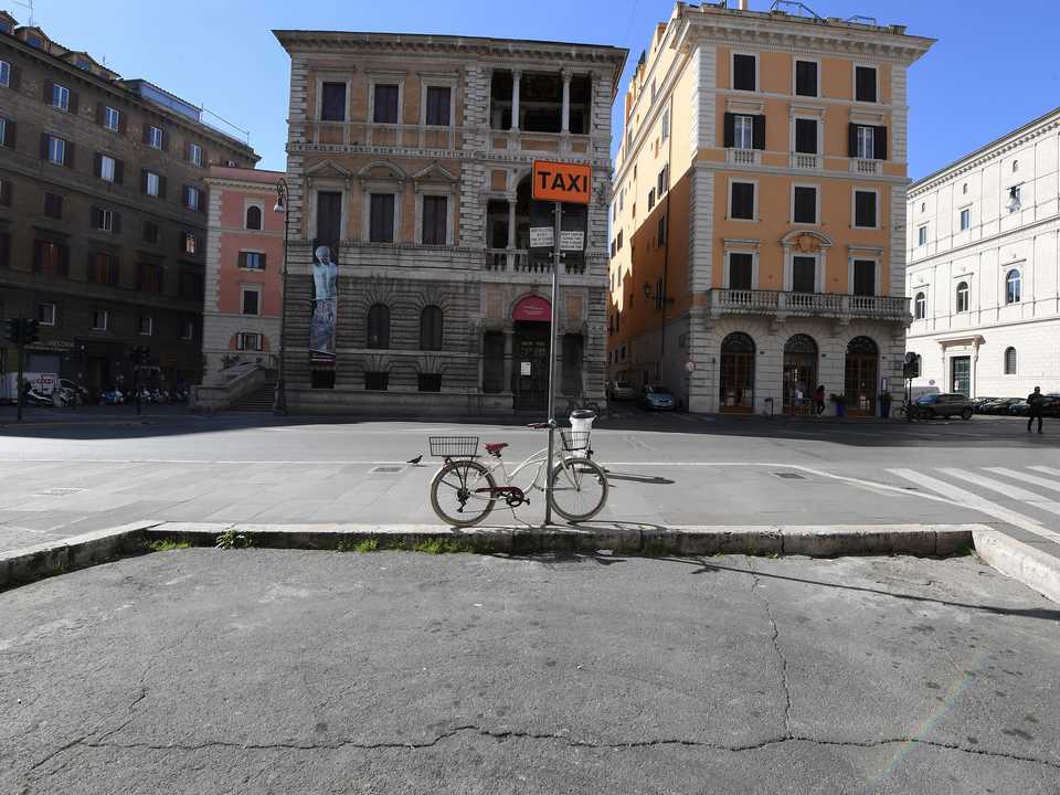 ローマの街も同じだ。このタクシー乗り場には、自転車しかない。