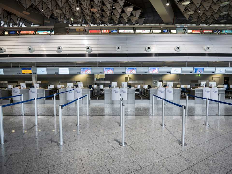 フランクフルト国際空港のカウンターは、すべて閉鎖されている