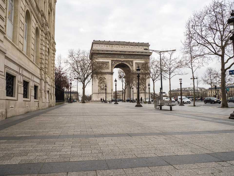 フランスは、すべての市民に自宅待機命令を出している