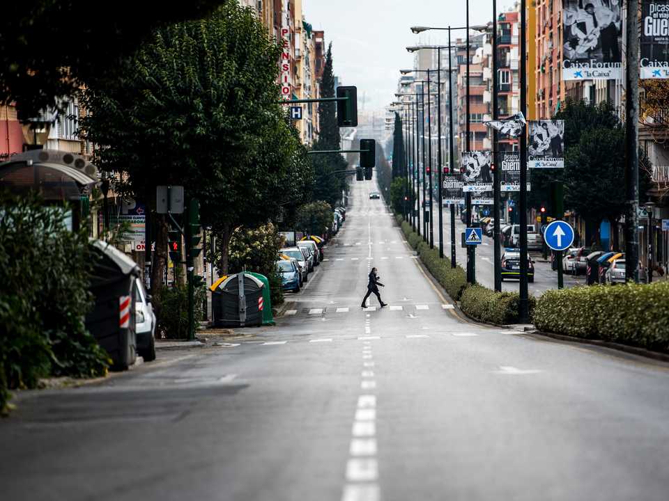 スペインがヨーロッパで2番目に全国的な検疫を発表した3月15日、スペインのグラナダの主要な通りであるカミーノ・デ・ロンダには、車が走っていなかった