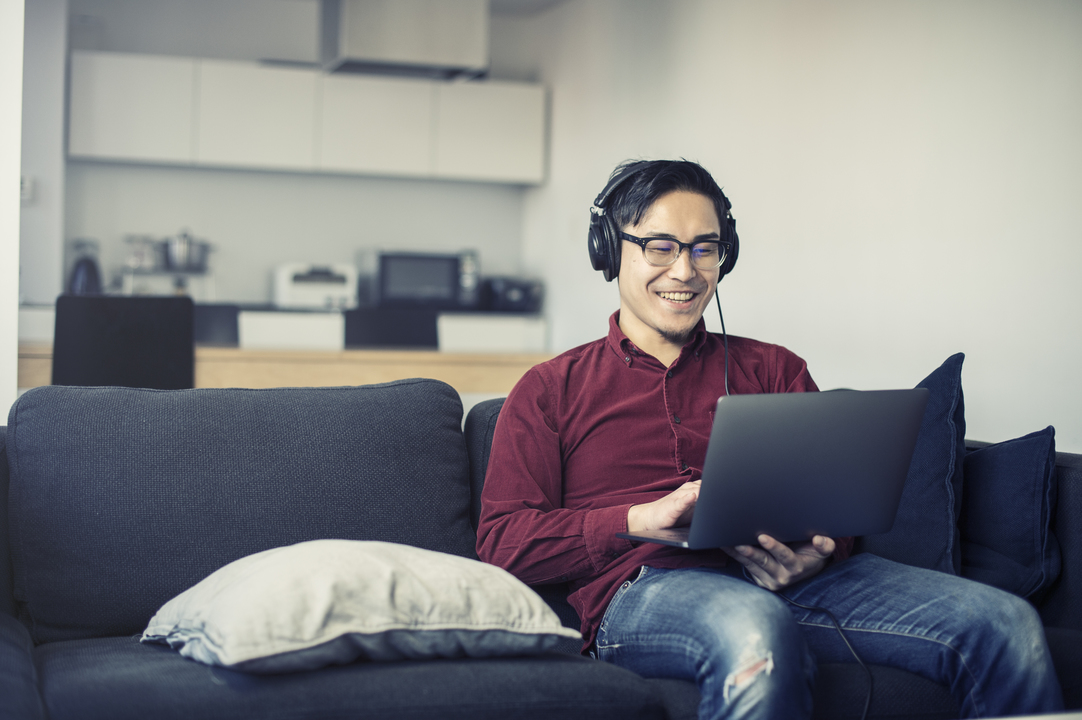 在宅勤務中の男性
