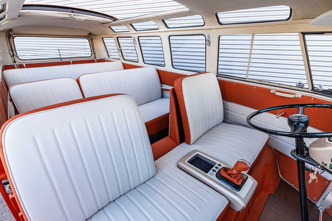 フローリングの床と革張のシートを採用している