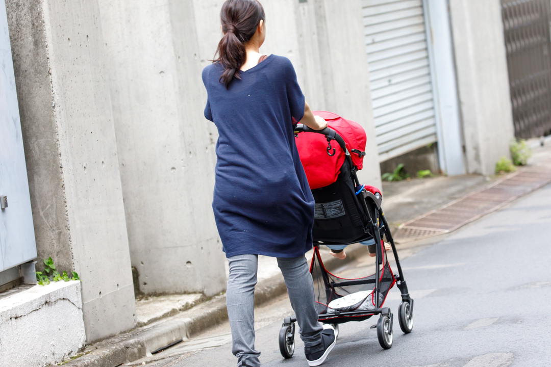 ベビーカーを押す女性
