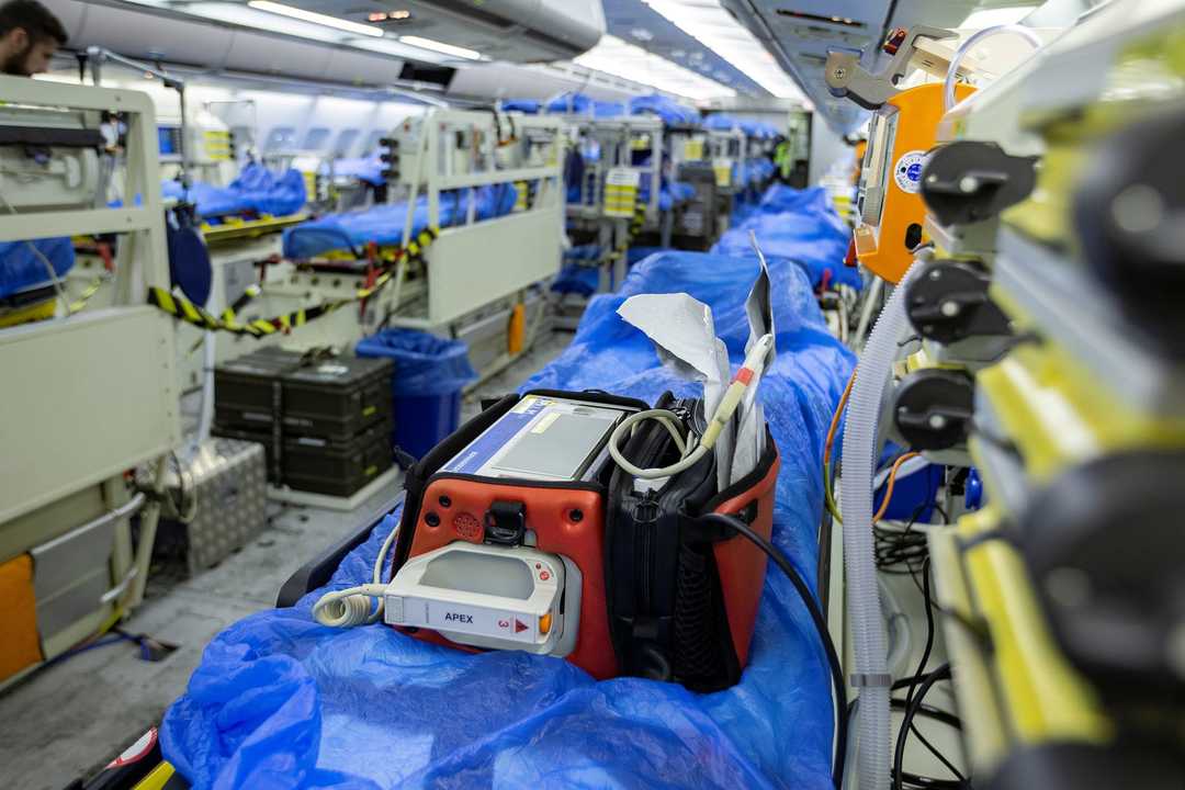 この緊急救命機には、人工呼吸器、シリンジポンプ、除細動器など、一般的な病院と同様の機材、設備があるとドイツ空軍は述べている