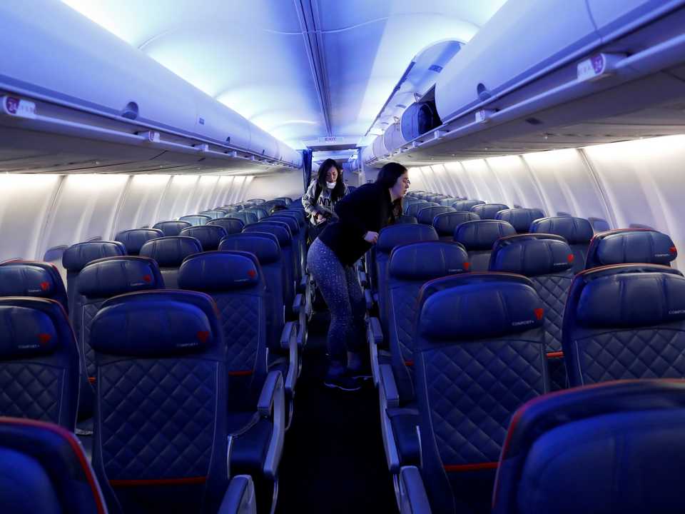 客室乗務員は、機内で隣り合わせに座り、乗客と同じトイレを使うなど、常に危険にさらされていると感じている