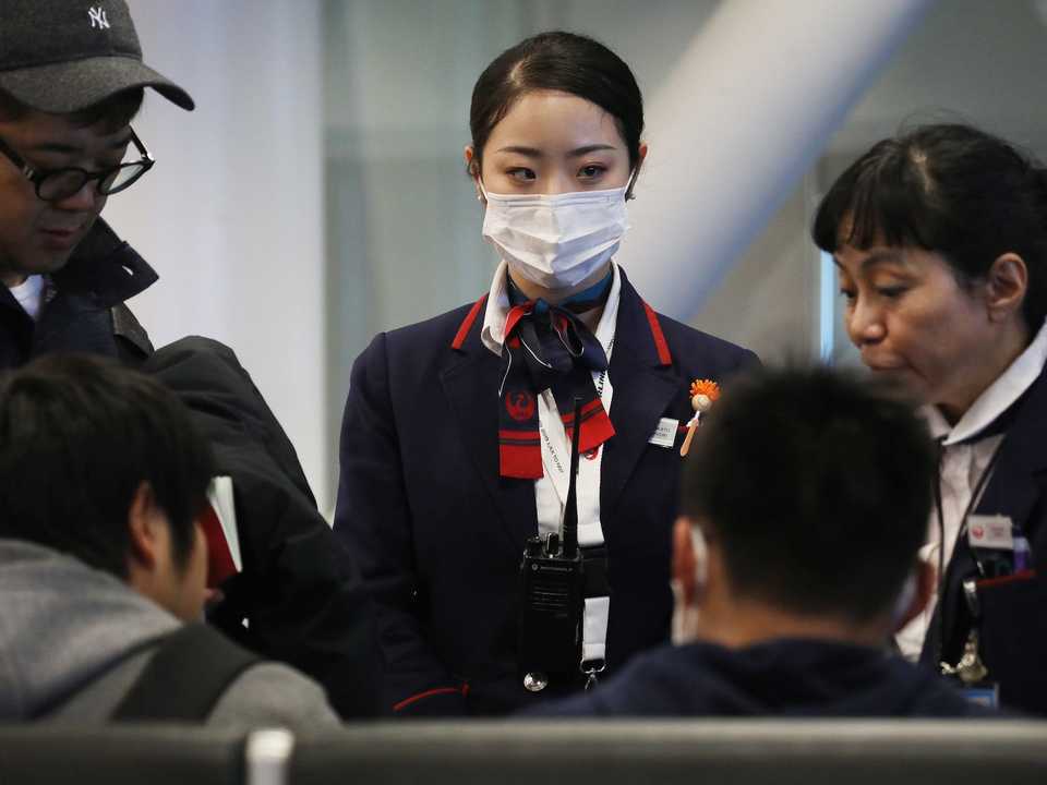 医療的な緊急事態が発生した場合、客室乗務員は個人防護具なしで緊急要員として行動することが求められている