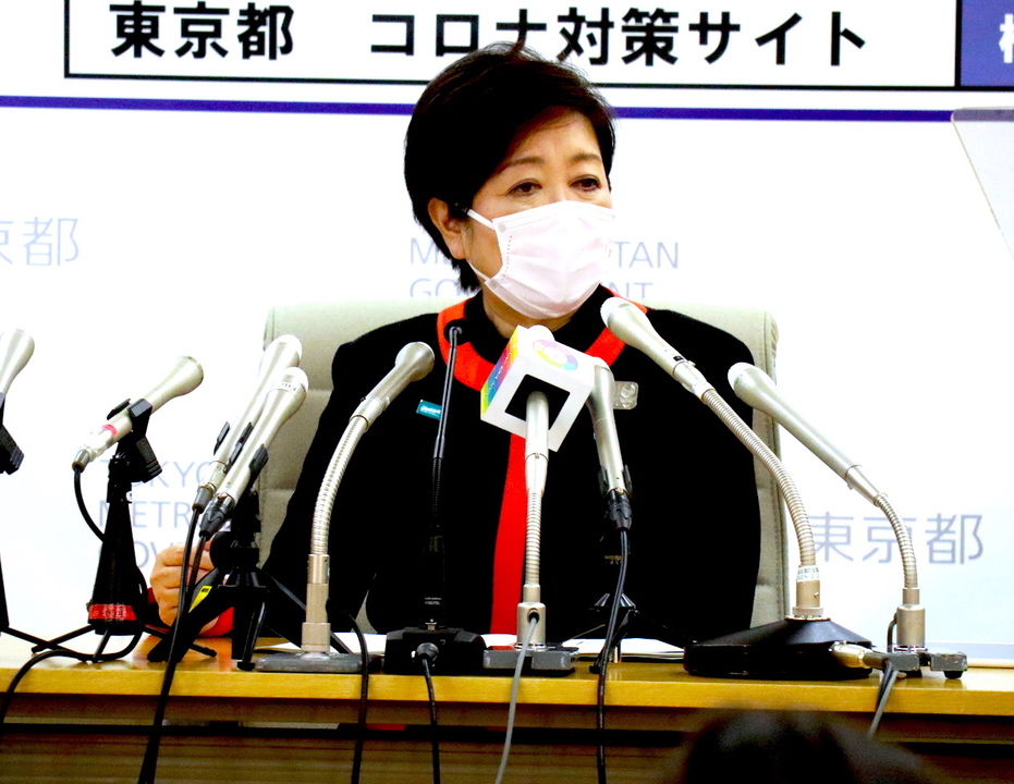 記者会見する小池百合子都知事(2020年4月6日)