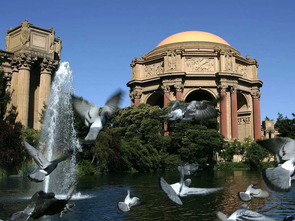 市のランドマークをホームレスシェルターに。パレス・オブ・ファイン・アーツ