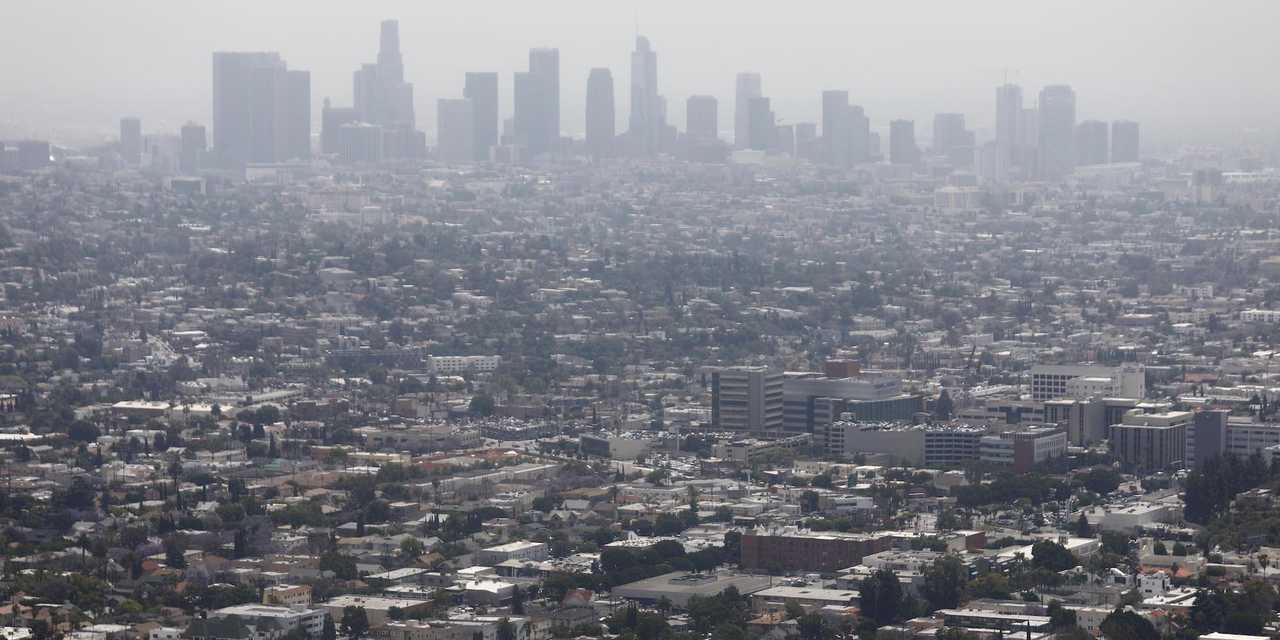 空気の質が｢普通｣と評価された日でも、ロサンゼルスのダウンタウン上空はスモッグに覆われていた。2019年6月11日。