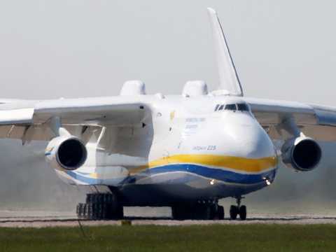 冷戦時代に作られた世界最大の貨物機が パンデミック対策の物資を載せて空を飛ぶ Business Insider Japan