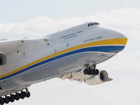 冷戦時代に作られた世界最大の貨物機が パンデミック対策の物資を載せて空を飛ぶ Business Insider Japan