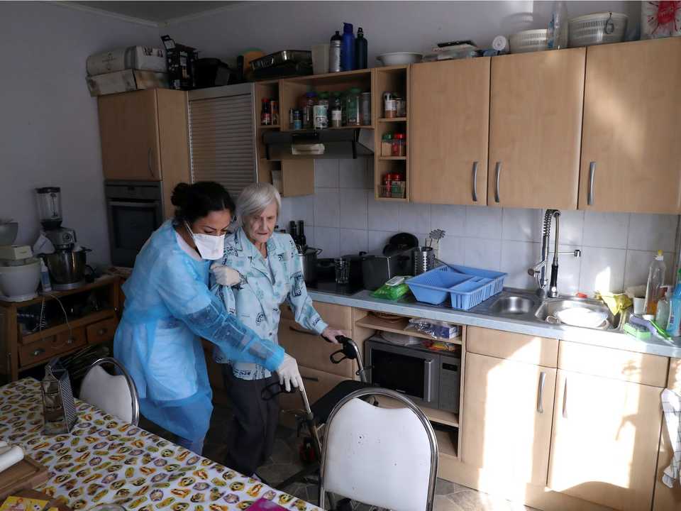 自宅介護を受ける女性