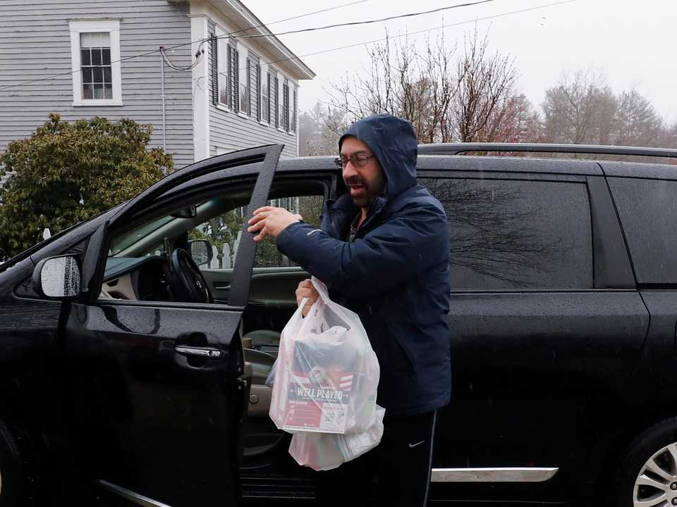 食料品を届ける人