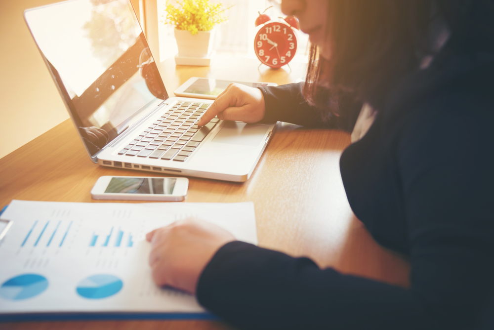 PCに向かう女性