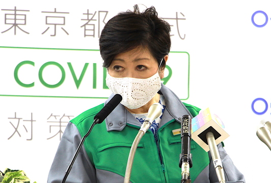 記者会見する小池百合子都知事。
